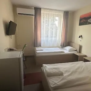 Free Parking, Free Breakfast, Only 15 Minutes To Center Budapest